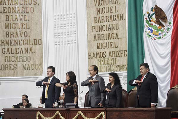 En tanto, Mauricio Tabe, coordinador del PAN, dijo que el objetivo es que quienes emprenden no tengan la “molestia” de tener varios verificadores y ventanillas, sino que sean las propias alcaldías las que se encarguen de esa función.
FOTO: CUARTOSCURO