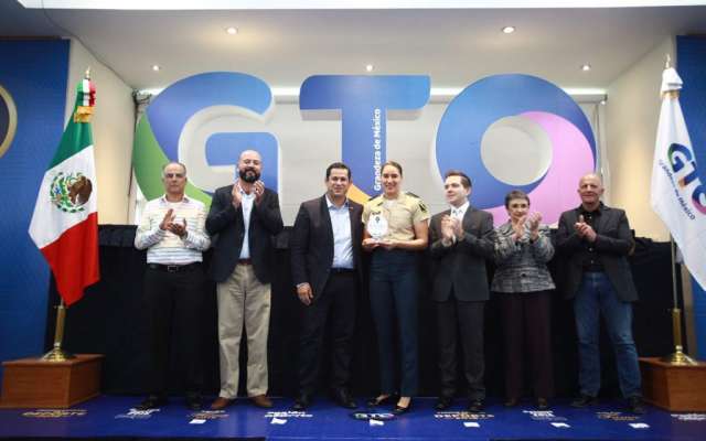 El gobernador entregó también un reconocimiento a María de los Ángeles Chavira Zertuche en hockey.