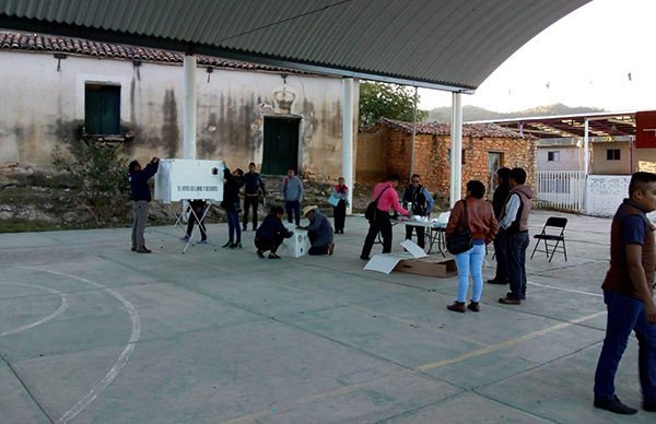 El Instituto Estatal Electoral y de Participación Ciudadana de Oaxaca, informó que este domingo, a las 08:00 horas, inició la jornada electoral extraordinaria en los municipios de San Dionisio del Mar y San Juan Ihualtepec.
FOTO: NOTIMEX