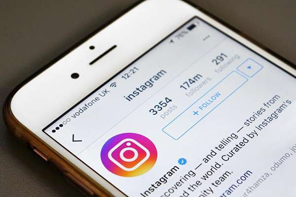 Para poder ver las historias de Instagram sin que quede el registro de la visita, lo primero que se debe hacer es abrir la aplicación, entrar a la cuenta y cargar la historia de la persona que está antes del perfil que sea de su interés.