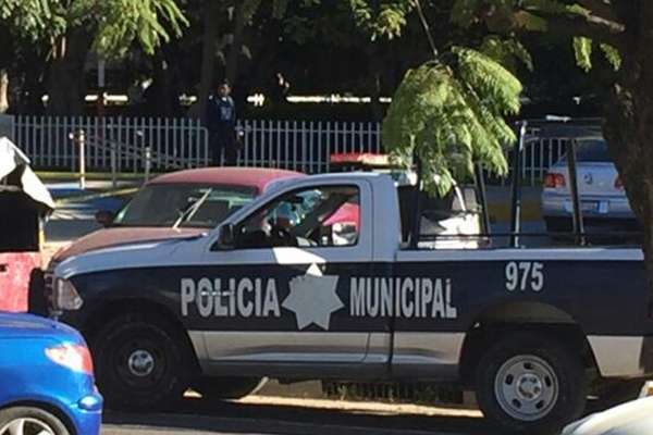 La mujer quedó tendida en el piso por lo que se solicitó la presencia de cuerpos de rescate, mismos que la trasladaron al hospital del ISSSTE. FOTO: ESPECIAL
