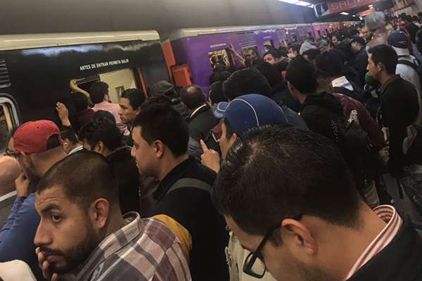 Más temprano, el metro también informó que se revisó el mecanismo de conducción en tren de la misma línea, sin embargo, la marcha se reportó como continua.