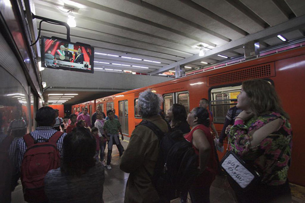 El Metro transmitió en sus pantallas la toma de posesión de AMLO.
FOTO: CUARTOSCURO