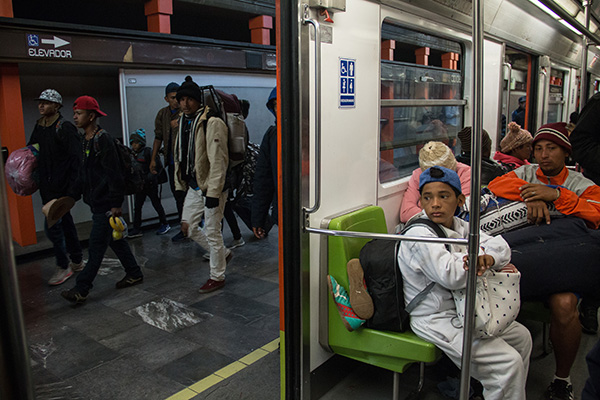 En su cuenta de Twitter, @MetroCDMX detalló que para el rescate del usuario, que cayó a las vías, se suspendió el servicio durante siete minutos. FOTO: CUARTOSCURO