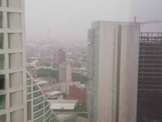 A través de las redes sociales, han sido publicadas imágenes de diversos puntos de la capital donde se aprecia la neblina. Foto: Especial