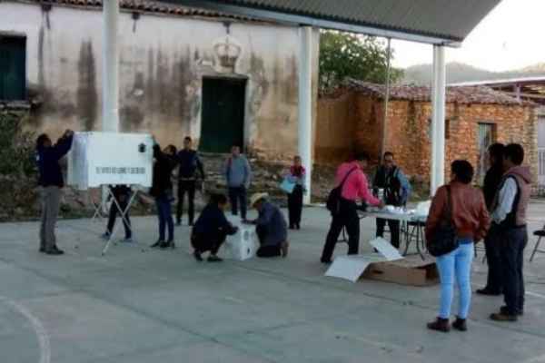 En San Juan Ihualtepec se instalaron las dos casillas que corresponden sin mayores problemas. Foto: ADNsureste.info