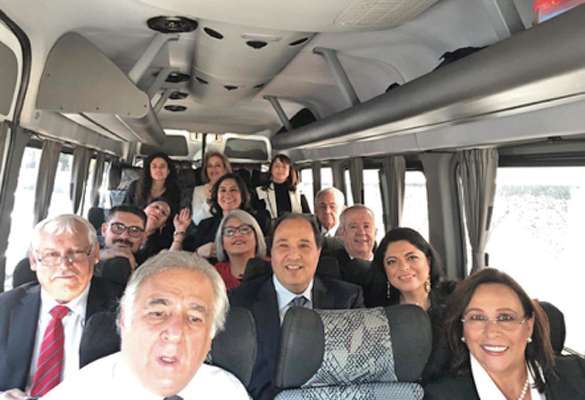 María Luisa Albores, Rocío Nahle, Miguel Torruco, Víctor Manuel Villalobos, Josefa González Blanco, JavierJiménez Espriú, Irma E. Sandoval y Luisa María Alcalde, en la selfie. Foto: Especial.