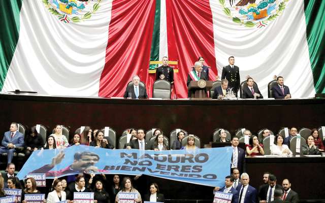 Lospanistas desplegaron una manta con la leyenda “Maduro
no eres bienvenido” y gritaron “dictador”.