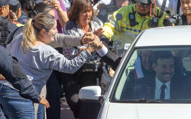 Varias personas pudieron acercarse al Presidente, durante su traslado
a Palacio Nacional. Foto: AP