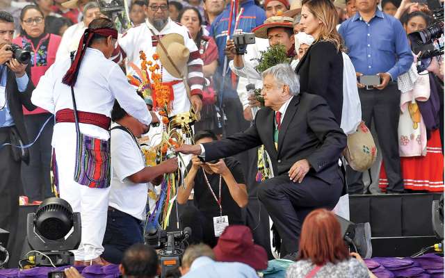 Grupos de pueblos originarios realizaron una limpia prehispánica a la investidura presidencial de Andrés Manuel López Obrador, en el Zócalo. Foto: Edgar López / El Heraldo de México.