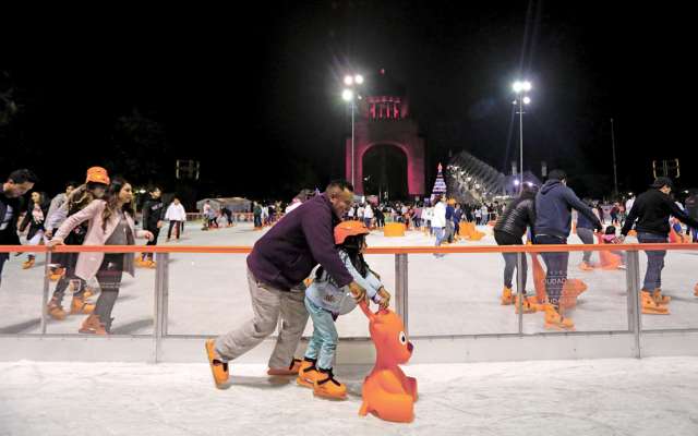 Los visitantes a la pista de hielo podrán disponer de 2, mil 350 pares de patines y mil
250 cascos. Foto: NAYELI CRUZ