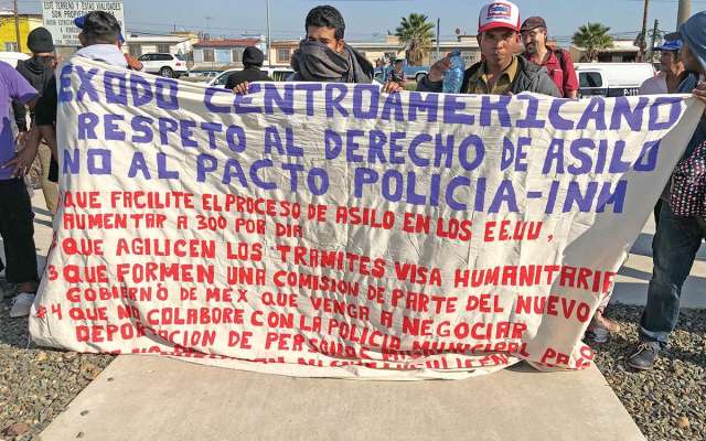 DOS GRUPOS DE MIGRANTES ENTRE- GARON PETICIONES AL GOBIERNO DE EU, VÍA EL CONSULADO EN TIJUANA. Foto: Ana Gómez / El Heraldo de México