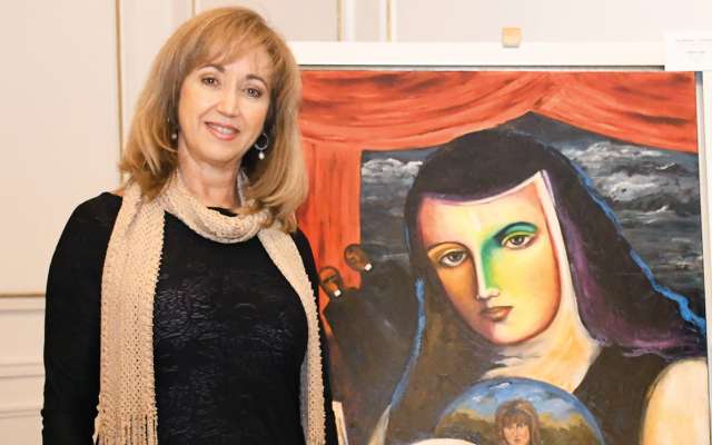 MUJERES. Maricela con una de sus piezas. Foto: CORTESÍA SERGIO JIMÉNEZ