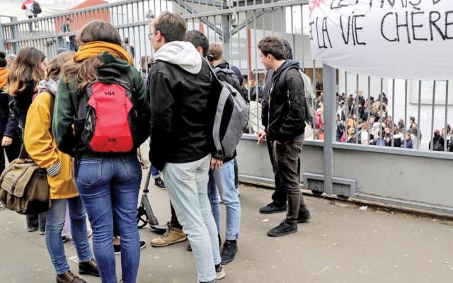 Las manifestaciones contra Emmanuel Macron se expandieron a La Sorbona. AFP