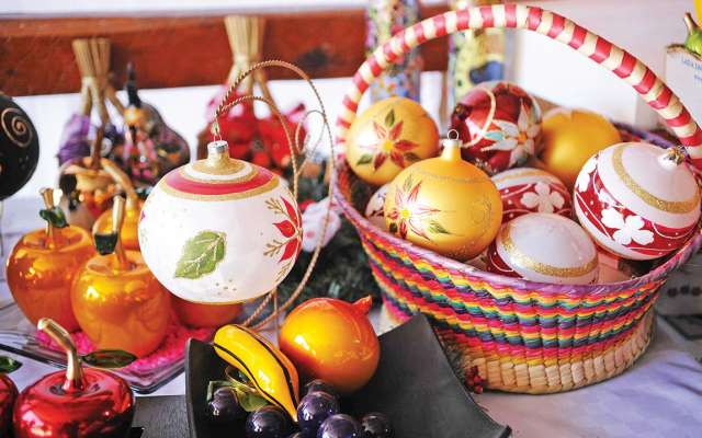 La elaboración de las esferas comienza desde marzo con el soplado. Foto: Especial.