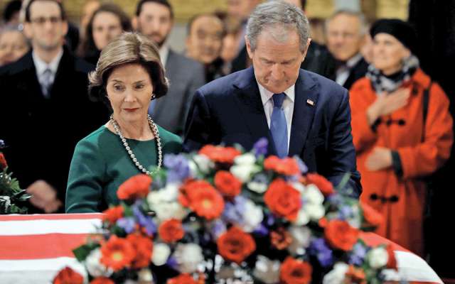 El expresidente George W. Bush y su esposa hacen guardia frente al féretro de su padre. REUTERS/Yuri Gripas