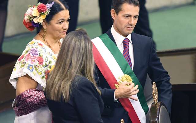 Enrique Peña Nieto con la diputada del PRI, Dulce María Sauri Riancho, antes de entregar la banda presidencial a Porfirio Muñoz Ledo, presidente de la Mesa Directiva en San Lázaro. Foto: Especial.