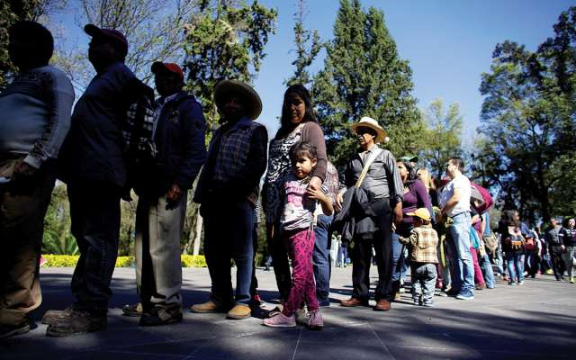 Un promedio de 20 minutos debieron de esperar los visitantes del Centro Cultural Los Pinos para poder ingresar al inmueble. Foto: Reuters