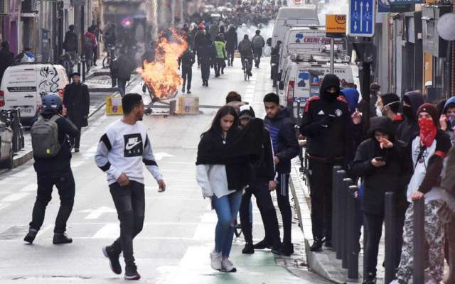 PEstudiantes
de preparatoria
y
universidades
se movilizan. FOTO: AFP