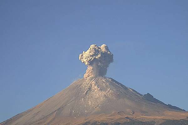 “Popocatépetl, a las 06:46 h se registró una explosión que generó una columna de aproximadamente 1.8 km de altura".
FOTO: WEBCAMS MÉXICO
