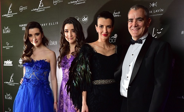 DURANTE LA GALA.
Constanza y Paulina
Magallanes, Aline Bortoloti y Luis Magallanes. Foto: Cortesía