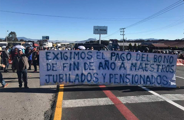 Docentes jubilados y pensionados de la sección XV del Sindicato Nacional de Trabajadores de la Educación (SNTE) se manifestaron en distintos municipios de Hidalgo. FOTO: ÁXEL CHÁVEZ