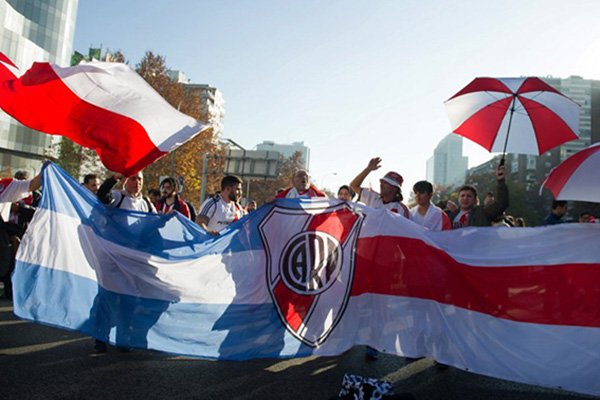 Entre los aficionados del River Plate, muchos aficionados disponían ya de su billete electrónico. FOTO: AFP