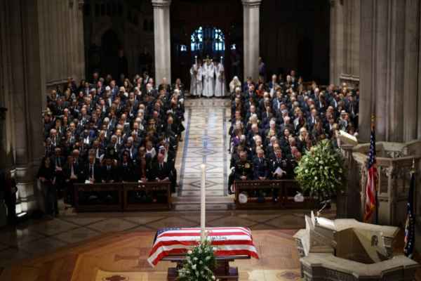 El ataúd de George H.W. Bush, fallecido el viernes a los 94 años, llegó a la Catedral Nacional en Washington. Foto: AFP