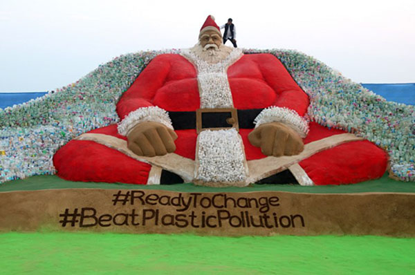 Alrededor de 40 estudiantes de escultura ayudaron a Sudarsan Pattnaik a construir el Santa monumental.
FOTO: AFP