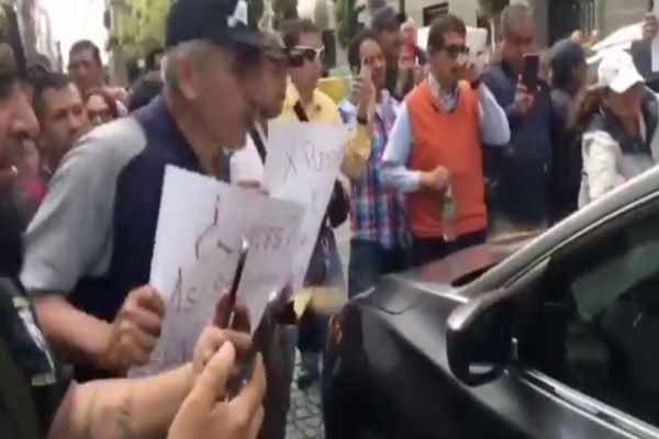Tras minutos de tensión, las personas le abrieron el paso al carro para que se retirara. Foto: Especial