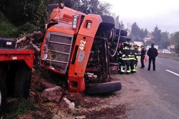 Un trailer volcó en la carretera México-Toluca. FOTO: ESPECIAL
