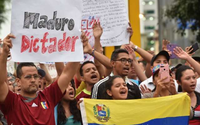 Los venezolanos que viven en Perú protestan frente a su embajada en Lima, contra el nuevo mandato del presidente venezolano Nicolas Maduro. Foto: AFP.