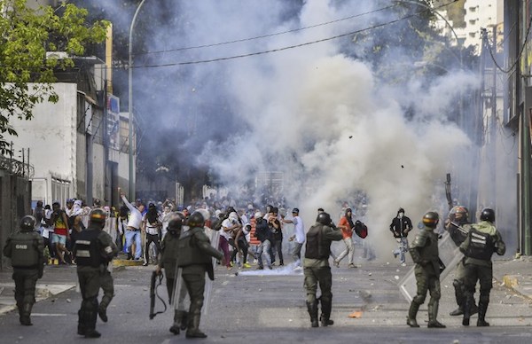 En esta foto de archivo tomada el 23 de enero de 2019, la policía antidisturbios se enfrentó con manifestantes de la oposición durante una protesta contra el gobierno del presidente Nicolás Maduro . Foto: AFP