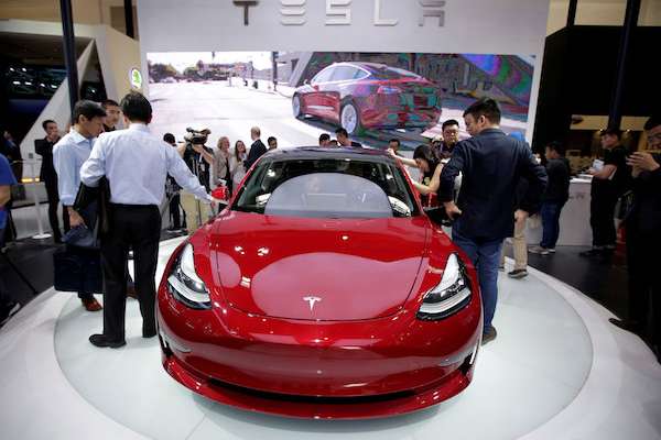 Un automóvil Tesla Model 3 durante una vista previa de los medios en el salón del automóvil Auto China 2018 en Beijing, China. Foto: Reuters