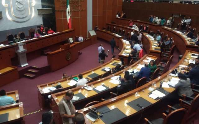 La propuesta la llevó a tribuna el diputado de Movimiento Ciudadano, Arturo López Sugía