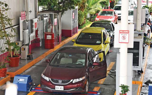 Las autoridades detectaron opacidad en la entrega de permisos para operar los centros verificadores. Foto: Leslie Pérez / El Heraldo de México.