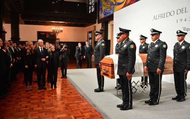 Ex gobernadores realizan primera guardia de honor a féretro de Alfredo del Mazo González