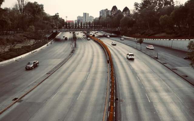 Circuito Interior, una de las principales avenidas de la Ciudad de México que diariamente está repleta de automóviles, luce prácticamente vacía por el desabasto de gasolina de los últimos días. FOTO: Victor Gahbler