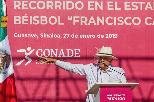 El presidente Andrés Manuel López Obrador, al visitar en Guasave, Sinaloa el Estadio “Francisco Carranza Limón”, Foto: Notimex