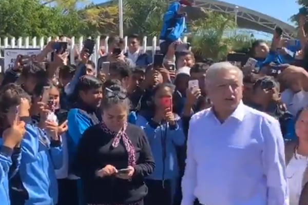 Resultado de imagen para Estudiantes paran a LÃ³pez Obrador en Chinantla, Guerrero