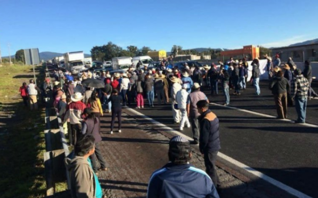 Los inconformes comenzaron la manifestación alrededor de las 13:00 horas.