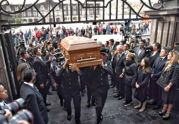 En
la Catedral
de Toluca, el
obispo Francisco Chavolla ofició la
ceremonia. FOTO: ÉDGAR LÓPEZ