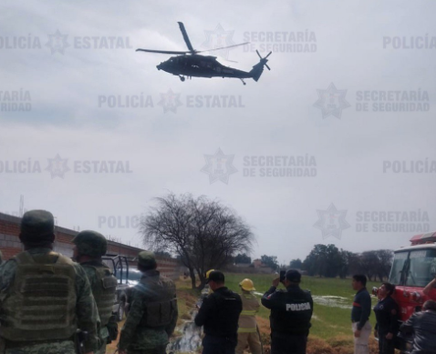 Policías vigilan los alrededores.