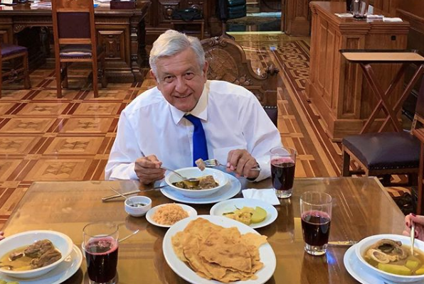 Comiendo en la oficina un suculento puchero tabasqueño con calabaza criolla, yuca y macal