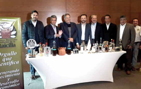 Alfredo Cachúa, titular del CMPR, (tercero de izq. a der.), en reunión con productores.