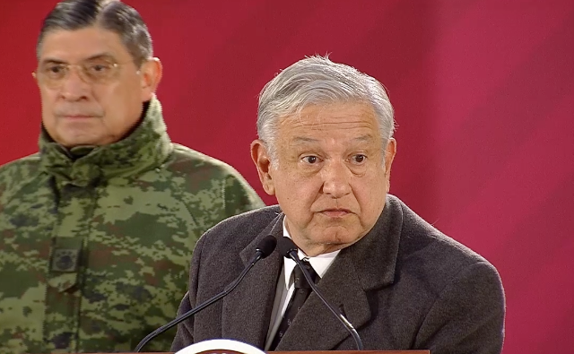 AMLO enviará más pipas para abastecer de gasolina el país