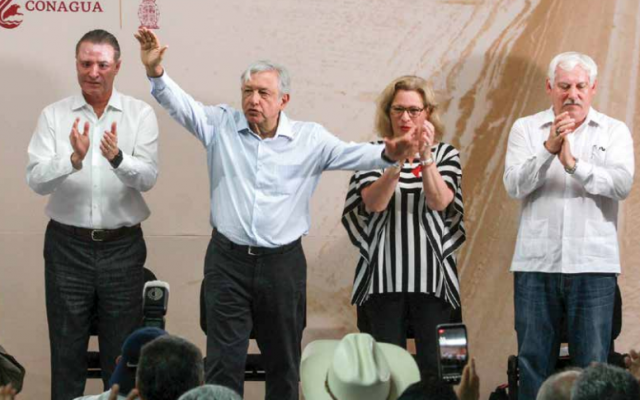 El presidente Andrés Manuel López Obrador, junto con el gobernador de Sinaloa, Quirino Ordaz.