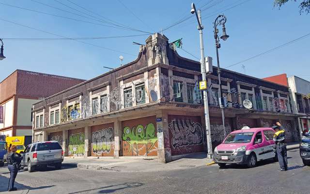 La edificación ubicada en Bolívar y San Jerónimo sufre daños mayores debido a la pintura en aerosol. Foto: Lizeth Gómez De Anda /El Heraldo de México.
