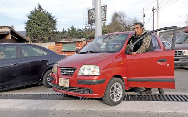 Alberto y su acompañante son el motor de su vehículo. Foto: Arturo Vega / El Heraldo de México