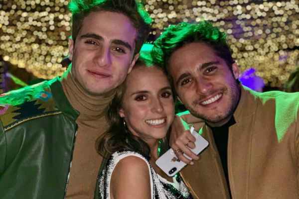 Diego se mostró accesible con los asistentes quienes se tomaron la fotografía del recuerdo con el actor. Foto: Especial